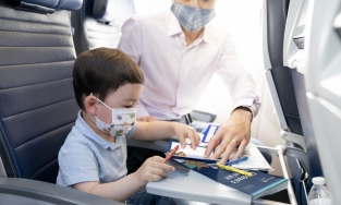 3 vị trí tốt nhất cho trẻ em khi đi máy bay, vừa an toàn vừa tiện cho cha mẹ
