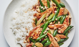 Cách làm món thịt gà xào đậu que vừa lành mạnh vừa giòn ngon để chiêu đãi gia đình  