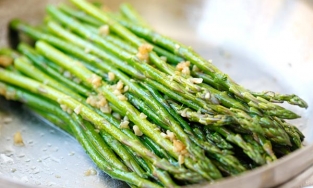 Cách làm món măng tây nướng bơ tỏi giòn thơm, ngon không kém nhà hàng