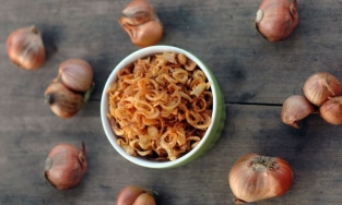 Cách làm hành phi bằng lò vi sóng, chỉ một loáng là có hành phi vàng ươm, giòn rụm