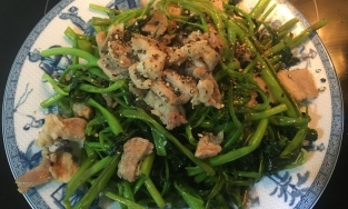 Cách làm rau muống xào thịt heo đơn giản, khúc biến tấu hấp dẫn cho bữa cơm chiều