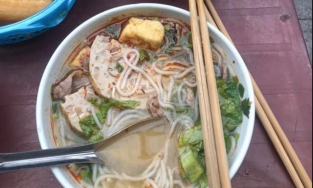 Chuyện đi ăn tiệm, đi cafe ngày Tết: Phụ thu 50 - 100% giá; giá cao mà chất lượng đi xuống