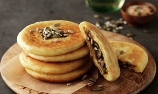 Hotteok, món bánh đường phố càng lạnh càng được ưa chuộng ở Hàn Quốc