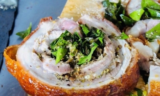 Cách làm heo quay lá mắc mật bì giòn, thịt mềm mọng, thơm lừng