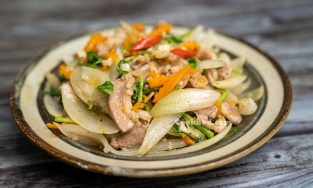 Cách làm thịt heo xào hành tây giòn ngọt nhanh chóng cho ngày đầu tuần bận rộn