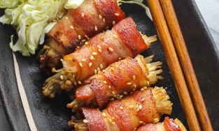 Cách làm bò cuộn nấm kim châm nóng hổi, thơm phức cho ngày 