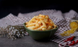 Cách làm nui chiên tỏi ớt giòn rụm để ăn vặt thay bim bim