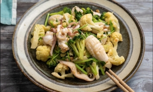 Cách làm mực xào bông cải sa tế giòn ngọt, cay tê đổi gió cho bữa cơm cuối tuần