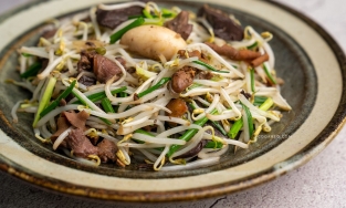 Cách làm lòng gà xào giá đỗ đơn giản, giòn ngon mà không hề bị tanh