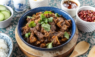 Rendang, món bò hầm cay không thể thiếu trong lễ lạt, cưới hỏi ở Indonesia