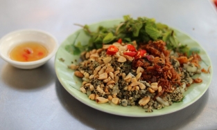 Bánh đập, xúc hến, cặp đôi đặc sản rẻ mà ngon xuất sắc của phố cổ Hội An