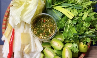 Nhót xanh chấm chẩm chéo, món quà quê giá ngang thịt bò Mỹ có gì đặc biệt?