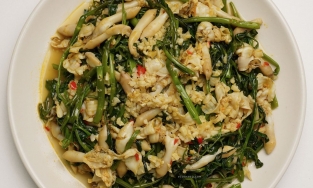 Cách làm ốc móng tay xào rau muống giòn ngon, ăn cùng cơm nóng hay nhậu lai rai đều hợp