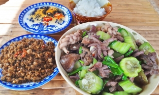 Cách làm lòng vịt xào mướp hương giòn ngon, không tanh, ăn hoài không ngán