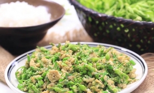 Cách làm bông thiên lý xào trứng, món xào đơn giản mà lạ miệng, hao cơm