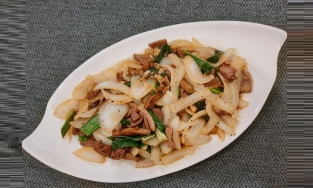 Cách làm mề gà xào hành tây giòn sần sật, ăn cơm ngon mà nhậu cũng vui miệng