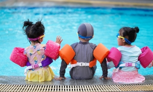 7 điều cần biết khi cho trẻ đi bơi ở bể bơi để trẻ vừa vui vừa an toàn