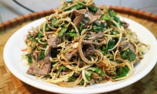 Cách làm gỏi bắp bò hoa chuối giòn, ngon miệng, ăn hoài không ngán