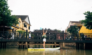 Chèo SUP trên sông Hoài sáng sớm, trải nghiệm du lịch mới toanh ở Hội An