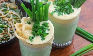 Quán cà phê ra mắt Matcha hành đá xay, netizen than thở 'cuộc đời chưa đủ đắng cay hay sao'?