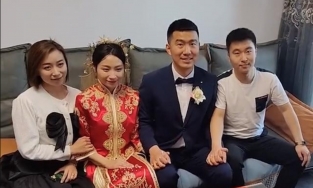 Chú rể đứng cạnh cô dâu nhưng tay thì nắm chặt tay cậu bạn thân không rời