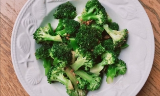 Cách làm bông cải xanh trộn sốt tương gừng ngon để ăn chay vừa nhanh vừa hấp dẫn