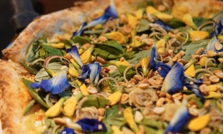 4P’s ra mắt pizza Num Banh Chok có cả mắm bò hóc và bông điên điển, fan pizza nói gì?