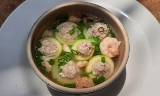 Cách làm canh bí ngòi nhồi tôm thịt thanh mát đưa cơm ngày đầu hè