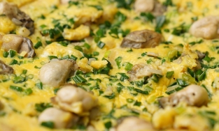 Cách làm hàu chiên trứng vừa thơm vừa ngậy ăn mãi không chán