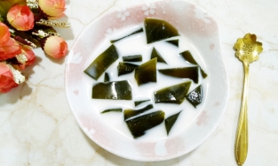 Cách làm sữa thạch rau má thơm mát, thạch giòn sần sật cho mùa hè nóng nực