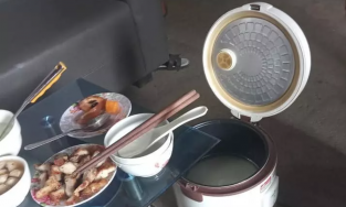 Khoảnh khắc câm nín của gia đình: Rau thịt đã sẵn sàng mà nồi cơm còn... nguyên nước