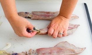 Mẹo khử sạch mùi tanh hải sản không cần dùng đến hóa chất, cả tay lẫn bếp đều thơm như mới