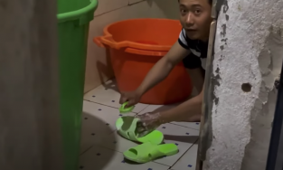 Quang Linh Vlogs bị “bắt quả tang” đang nâng niu “kỷ vật” Nọng Tiên để lại