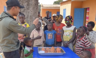 Quang Linh Vlogs chê Lôi Con kém sang, ăn tôm hùm chẳng khác gì đùi gà