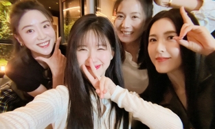 Ảnh Triệu Lộ Tư vui vẻ với Ngô Lỗi ở hậu trường Tinh hán xán lạn