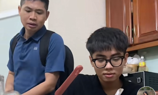 Ông bố đáng yêu nhất trong ngày: Vừa rơm rớm nước mắt, vừa cười khi nghe tin con trai đỗ Đại học