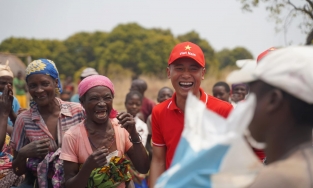 Quang Linh Vlogs ủng hộ đồng bào miền Trung 200 triệu đồng từ hoạt động kinh doanh cá nhân