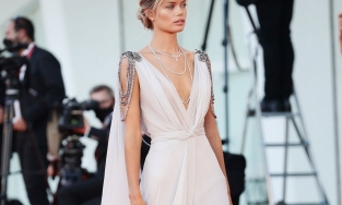 Ngắm các minh tinh trên thảm đỏ liên hoan phim Venice 2020