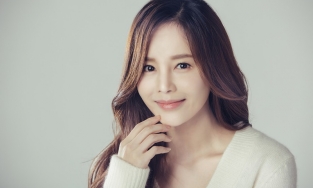 Diễn viên Hong Soo Ah thừa nhận từng 'dao kéo'