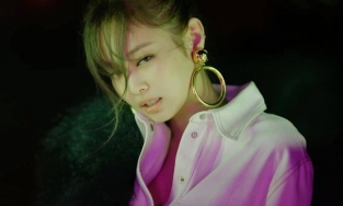 Phát sốt ngắm Jennie (BLACKPINK) phối áo sơ mi với áo corset cực độc đáo