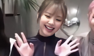 Jennie (BLACKPINK) gợi ý tóc nhuộm màu nâu rêu cực 'trendy'