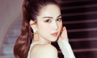 Ngọc Trinh gây choáng khi đăng ảnh giày có thiết kế nhạy cảm