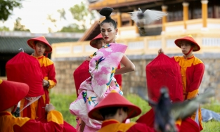 Siêu mẫu Võ Hoàng Yến tái hiện màn đá váy huyền thoại tại show diễn “Vàng Son - A Better Day”