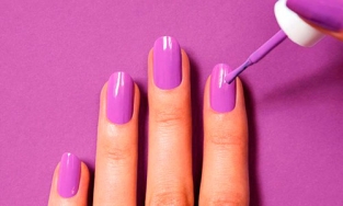 Tím hoa cà là xu hướng màu móng tay nàng không thể bỏ qua cho mùa Tết 2021