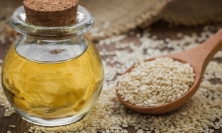 Trị mụn trứng cá bằng dầu mè - Bạn đã thử chưa?