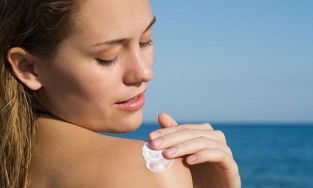 Sự khác biệt giữa kem chống nắng ghi 'sunblock' và 'sunscreen'