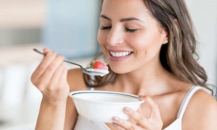 Tại sao bạn nên giảm cân bằng sữa chua?