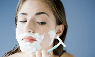 Phụ nữ có nên cạo lông mặt không? 