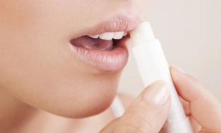 Mẹo cải thiện tình trạng môi thâm không phải ai cũng biết (P1)