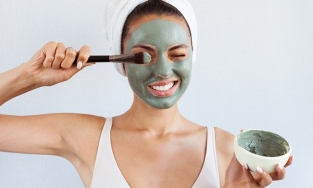 Da mụn có nên đắp mặt nạ không? Đáp án và một số lưu ý